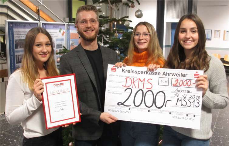 Die drei Schülerinnen überreichten Sven Nelles den Spendenscheck. Privat