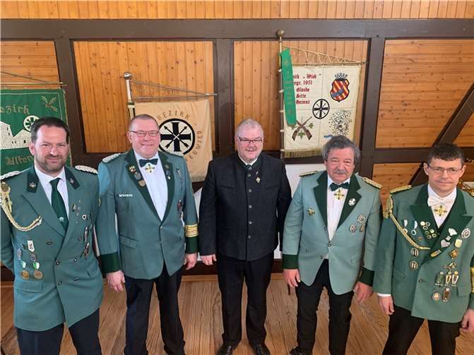 Die drei Schützenbezirke des Landkreises Neuwied: .Diesjähriger Ausrichter Bezirk „Linz-Neuwied“ mit Jörg Weidenbach, Bezirksbundesmeister Uwe Walkenbach und die Bundesmeister Dieter Werner, Bezirk „Burg Altenwied“ und Klaus Wittlich Bezirk „Wied“ mit Bezirkspräses Christian Scheinost.  Fotos: Thomas Herschbach