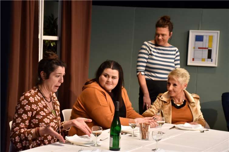 Die drei Schwestern Heike von rechts Saskia und Tanja links haben Probleme mit Heikes Partnerin Rabea.