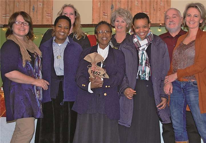 Die drei Schwestern aus Tansania freuten sich mit dem Sachausschuss über den Erfolg.privat