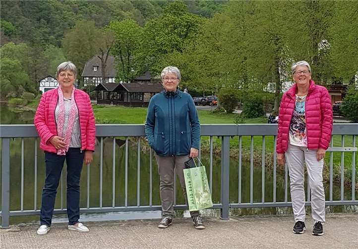 Die drei Schwestern haben bereits über 500 Masken hergestellt. Foto: privat