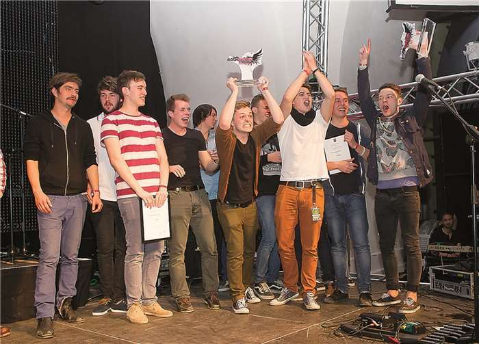 Die drei Siegerbands stellen sich zum Jubelfoto.WT