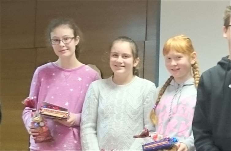 Die drei Siegerinnen statteten dem Alten- und Pflegeheim einen Besuch ab. privat