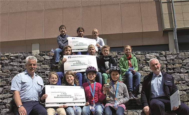 Die drei Siegermannschaften der Stadtmeisterschaft 2013 und ihre Lehrer/Trainer gemeinsam mit Wilhelm Schäfer (rechts) und Bodo Schwoll (links) von der Polizei Koblenz.Privat