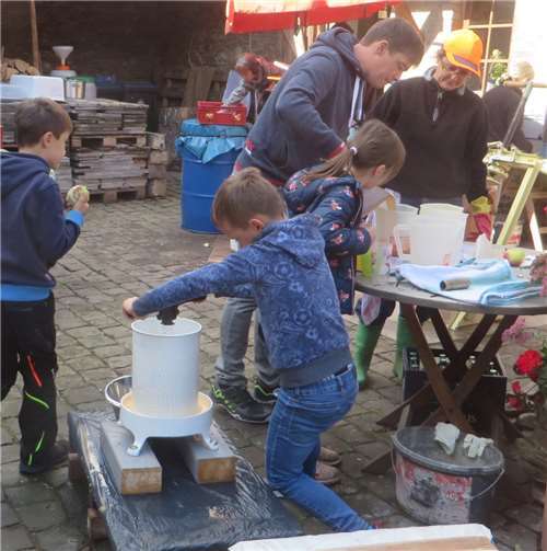 Die drei Stationen - Äpfel in Waschbottichen waschen, - Äpfel in dem elektrischen Muser häckseln und dann - in der historischen Apfelhandpresse pressen waren für die Kinder im Alter von drei bis elf Jahren vorbereitet.