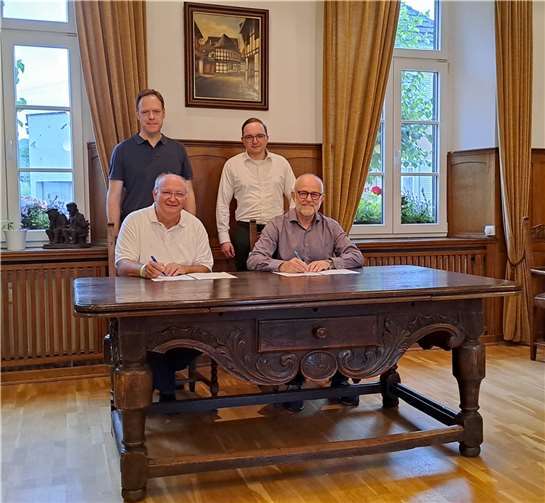 Die drei Stiftungsinitiatoren (Gerald Muß, Jörg Eggenstein und Philipp Selzer) sowie Stadtbürgermeister Alfons Mußhoff bei der Unterzeichnung der Vereinbarung im Alten Ratssaal der Stadt Unkel.  Foto: Anna Mußhoff