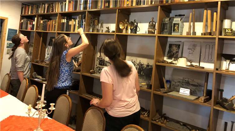 Die drei Studentinnen stöberten im Albertinum. Foto: Albertinum Menig