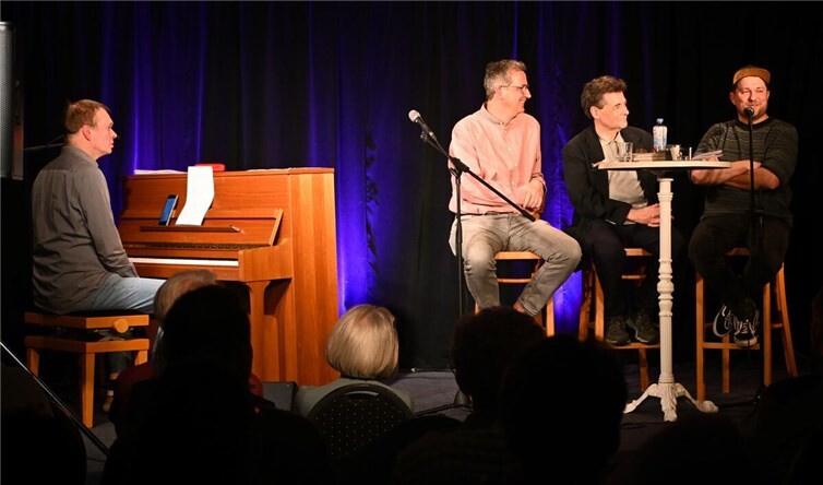 Die drei „Stusser“ mit ihrem Pianisten havarierten in einem Seitenarm des Römerkanals in der „Krea Morenhoven“. Foto: privat