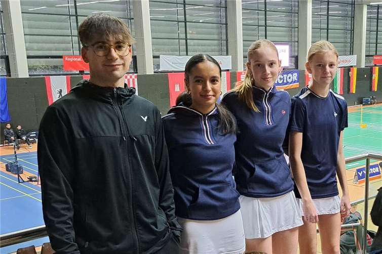 Die drei Teilnehmerinnen des Badminton Verbandes Rheinland, v.li. Sina Chalgoum (BC Andernach), sowie Mila Schlepp und Charlotte Haevescher vom BCR. Ganz links: Der Leistungssportkoordinator des Verbandes, Luca Nolte. Foto: BC Remagen