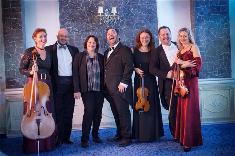 Die drei Tenöre mit ihrem Streichensemble.  Foto: RGV EVENT GmbH