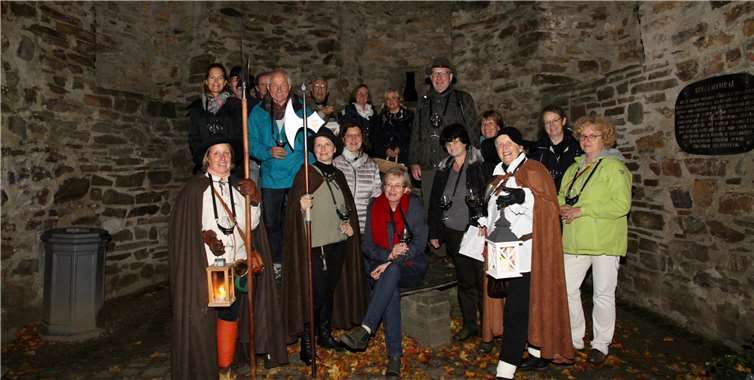 Die drei Torwächterinnen Christine Nägler, Andrea Mehlem und Elisabeth Albrecht (v.li.) mit Dörte Dörfer in ihrer Mitte bei der Nachtwächterführung durch das abendliche Ahrweiler.Foto: Armin Küpper