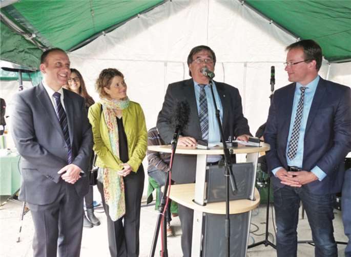 Die drei VG-Bürgermeister (v.r.): Jörg Lempertz (Mendig), Klaus Bell (Pellenz) und Johannes Bell (Brohltal) -hier mit Wirtschaftsministerin Eveline Lemke- bei der Eröffnung des Tourist-Info Maria Laach. FRE