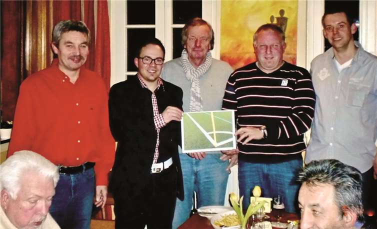 Die drei Vorstände des SC Altendorf-Ersdorf nehmen den Spendenumschlag von Ortsvorsteher Ferdi Koll und dem Fraktionsvorsitzenden Joachim Kühlwetter entgegen.  privat
