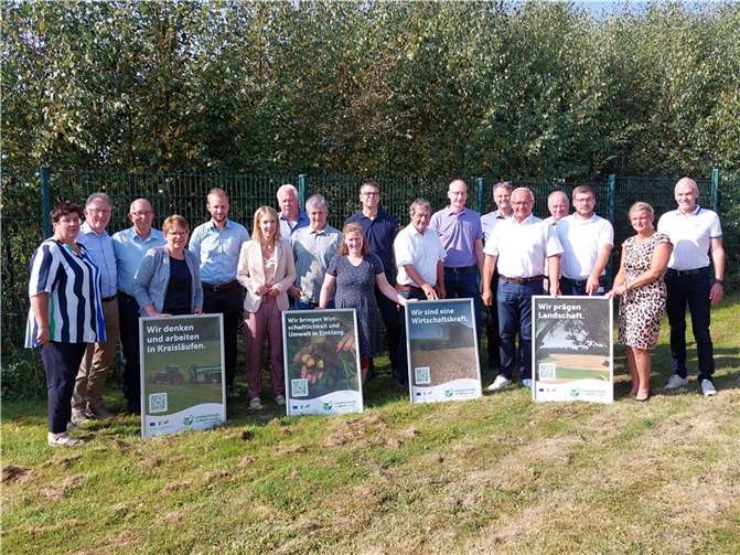 Die drei Westerwälder Landkreise, vertreten durch die Landräte Achim Hallerbach (Neuwied), Achim Schwickert (Westerwaldkreis) und den Kreisbeigeordneten Fred Jüngerich (Altenkirchen) im gemeinsamen Gespräch mit der Initiative „Landwirtschaft, die Werte schafft“ und den Landtags- und Bundestagsabgeordneten der Region. Quelle: Wir Westerwälder