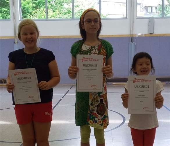 Die drei ausgezeichneten Bendorfer Turnerinnen Sophie Damberg (7), Charlotte Meyer (10) und Johanna Schmidt (11). TSB