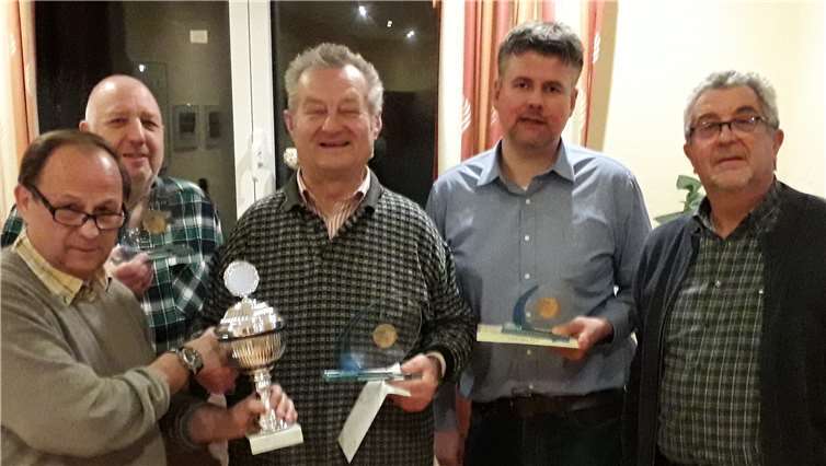 Die drei besten Turnierteilnehmer bei der Siegerehrung.