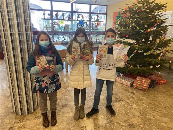 Die drei besten Vorleser der Schule, Simon Dötsch auf Platz 1, Elisa Thieme auf Platz 2 und Johanna Saftig auf Platz 3, alle aus der Klasse 6b, erhielten jeweils einen Buchgutschein.