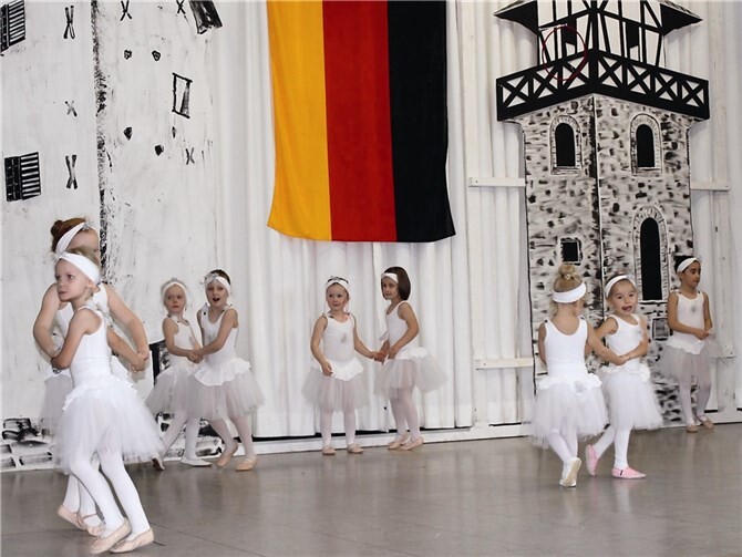 Die drei- bis fünfjährigen Ballett-Kinder beim „Schneeflöckchen-Tanz“ während der Turnschau. PRE
