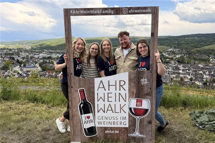 Die drei deutschen Weinmajestäten erkundeten bei ihrem Besuch im Ahrtal auch den AhrWeinWalk: (v. l.) die Deutsche Weinprinzessin Emma Meinhardt, Ahrweinprinzessin Katharina Bongart, die Deutsche Weinkönigin Anna Zenz, Ahrweinkönig Felix Lüdenbach und die Deutsche Weinprinzessin Katja Simon. 