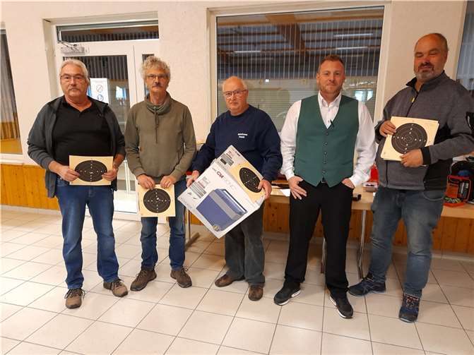 Die drei erfolgreichsten GK-Schützen und v.re. Peter Mohr Schießmeister und Maik Wienpahl stv. Brudermeister. Fotos: privat