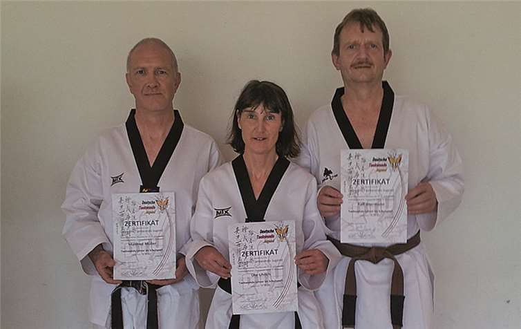 Die drei frischgebackenen „Taekwondolehrer im Schulsport“ präsentieren stolz ihr Zertifikat. privat