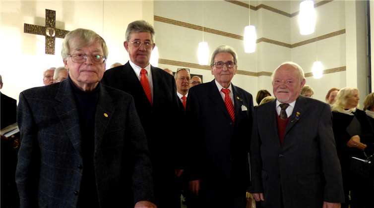 Die drei geehrten Mitglieder haben das Vereinsleben über Jahre intakt gehalten. Hans Hartenfels