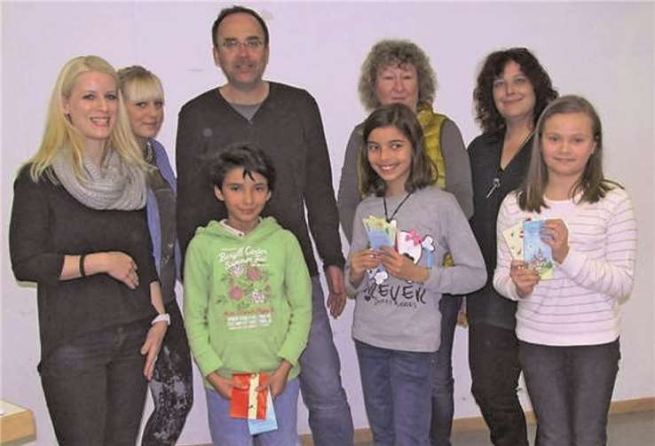 Die drei glücklichen Gewinnerinnen Marita Mies (Schulsiegerin), Rim Nasr und Tatjana Klimenko (beide 2. Platz) mit der Jury Birgit Pijetlovic, Lea Görges, Benno Schneider, Ulrike Zils-Assenmacher, Bettina Habermann (jeweils v.li.).