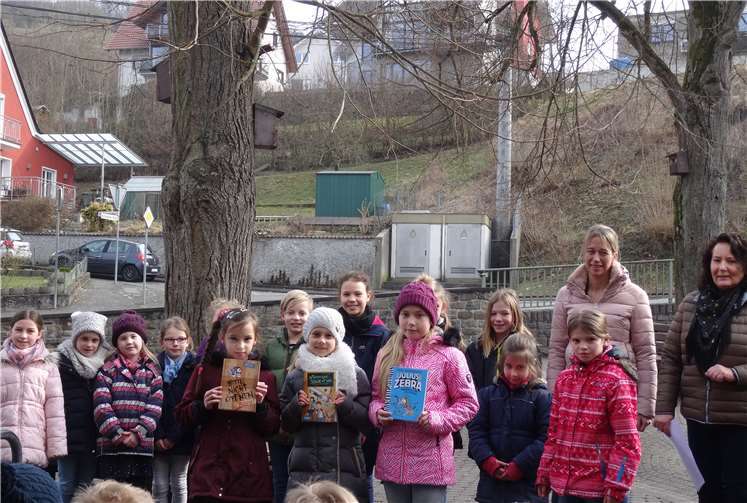 Die drei glücklichen Gewinnerinnen des Lesewettbewerbs Michelle, Julia und Nele mit ihrem Buchpreis.