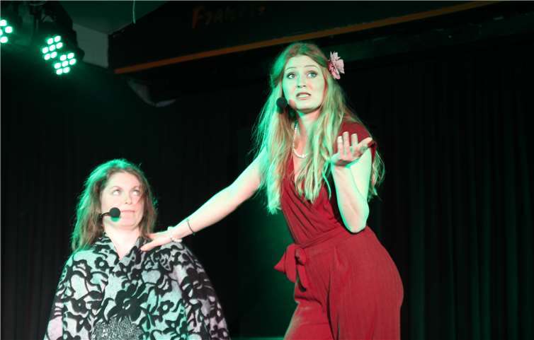 Die drei hübschen Frauen legen sich voll ins Zeug.Fotos: Karen Stephan