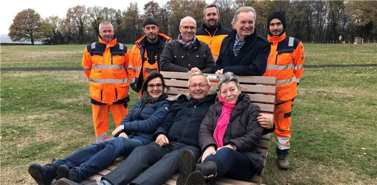 Die drei kürzlich aufgestellten Waldliegen konnten ihrer Bestimmung übergeben werden. privat