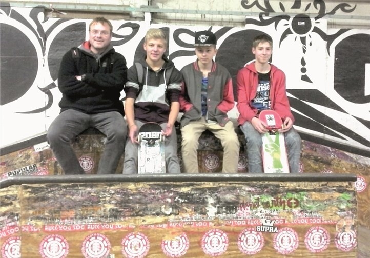 Die drei mitgereisten Skater Philipp, Eric und Florian gemeinsam mit ihrem ehrenamtlichen Betreuer Georg Schroeter in der Skatehalle Dresden. Privat