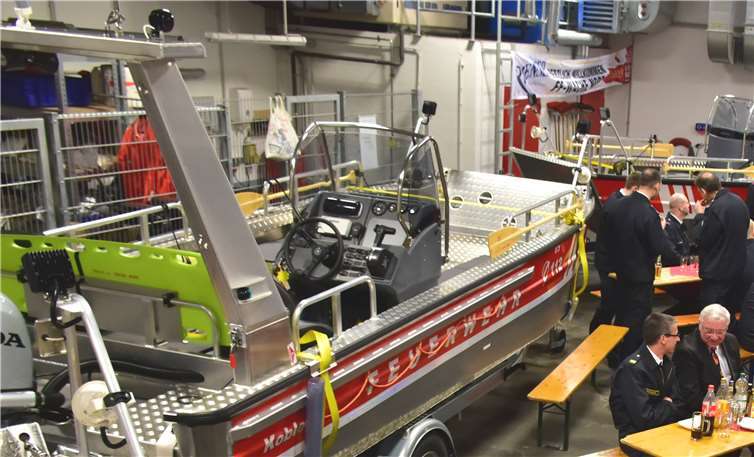 Die drei neuen Boote, von dem jedes etwa eine Tonne wiegt, sind für die Wasserrettung ausgelegt.