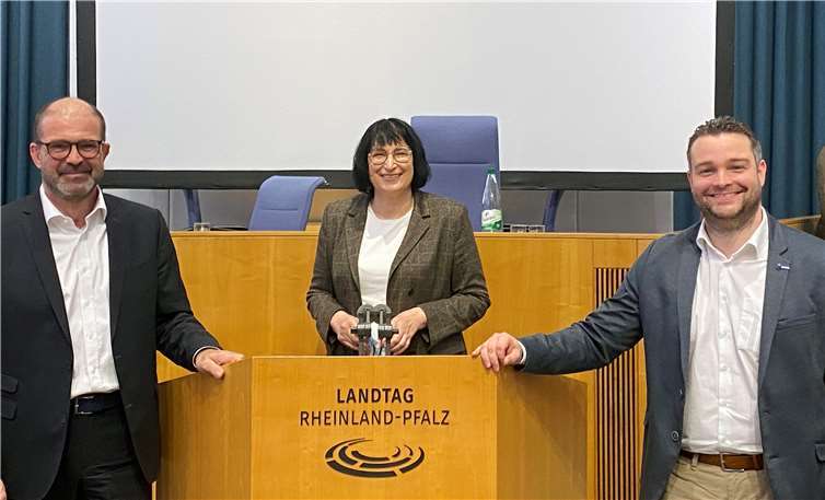 Die drei neuen CDU-Landtagsabgeordneten aus Mayen-Koblenz: v.li. Peter Moskopp, Anette Moesta und Torsten Welling bei der ersten Fraktionssitzung im Landtag.“Foto: privat