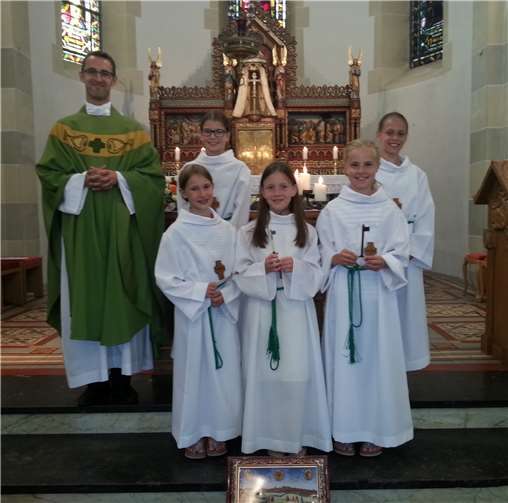 Die drei neuen Messdienerinnen bei ihrer Einführung. privat