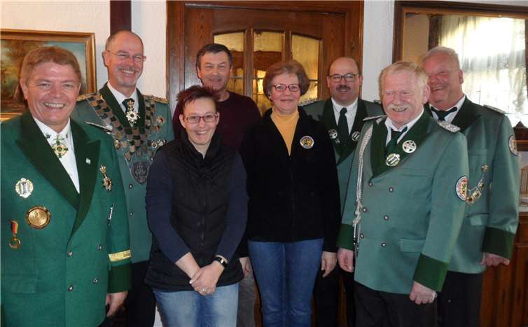Die drei neuen Mitglieder wurden herzlich bei den Schützen aufgenommen. Von links: Lothar Schnitzler (Vereinsmeister), Frank Weller (neues Mitglied), Patrizia Busa (neues Mitglied), Guido Nelles (neues Mitglied), Brigitte Gerhards (Vereinsmeisterin), Marco Schmieding (Vorsitzender), Wolfgang Schmickler (Vorstandsmitglied) und Herbert Beu (Vorstandsmitglied). IT