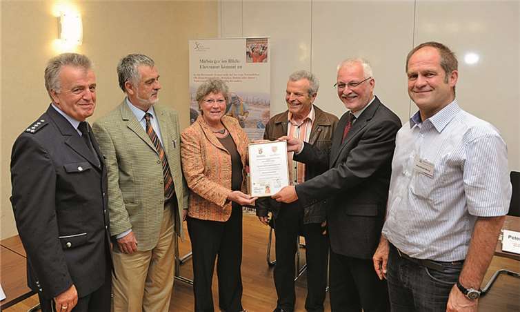 Die drei neuen Seniorensicherheitsberater erhielten ihre Ernennungsurkunden und Ausweise. Fix