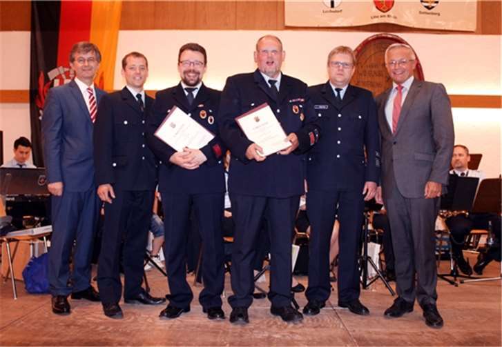 Die drei neuen stellvertretenden Wehrführer und der „Ex“ wurden mit lebhaften Applaus von den Kameraden bedacht.DL