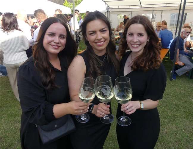 Die drei scheidenden Weinmajestäten Aileen, Lisa und Julia hatten den Moselort und seinen Wein ab 2015 offiziell vertreten.