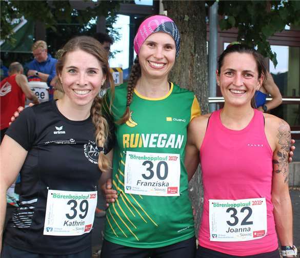 Teilnehmer- und Streckrekord auf dem Klosterberg Die drei schnellsten Frauen beim diesjährigen Bärenkopplauf des VfL Waldbreitbach: 1. Platz Franziska Rennecke (Mitte), 2. Platz Joanna Tallmann (rechts) und 3. Platz Kathrin von Eichel.