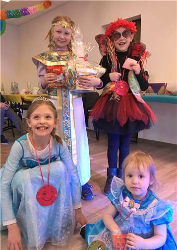 Die drei strahlenden Siegerinnen des Kostümwettbewerbs freuten sich über ihre Preise: einen Kinogutschein (1.), ein Pupskissen (2.) und ein Fangspiel (3.).