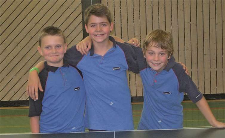 Die drei tapfer kämpfenden Jungs konnten auch nach der Niederlage noch lächeln, schließlich hatten sie sich in ihrem ersten Spiel teuer verkauft.privat