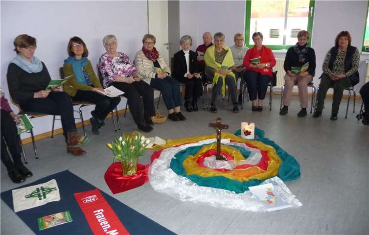 Die drei zentralen Anliegen des Gottesdienstes (Frieden, Versöhnung und Liebe) haben die Frauen aus Simbabwe mit Farben ausgedrückt.Foto: privat