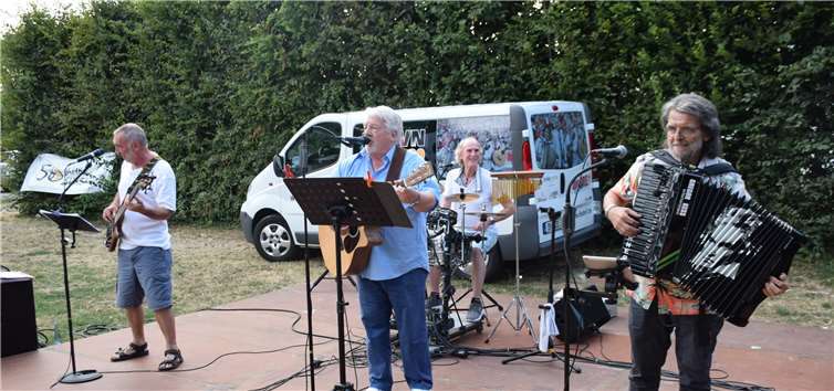 „Die drei.1-die wilden Alten“ spielten bei hohen Temperaturen zur Freude des Publikums.Foto: -EICH-