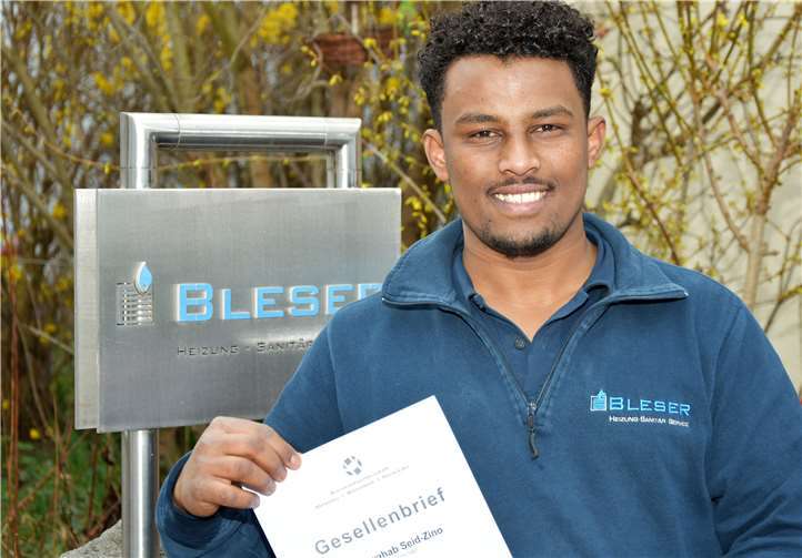 Die dreieinhalbjährige Ausbildungszeit hat Abdelwahab Seid-Zino nun abgeschlossen. Jetzt konnte der ehemalige Azubi seinen Gesellenbrief zum Anlagenmechaniker für Sanitär-, Heizungs- und Klimatechnik entgegennehmen. Während seiner Ausbildung konnte er immer auf die Hilfe seines Arbeitgebers und seiner Kollegen setzen.Foto: Bleser