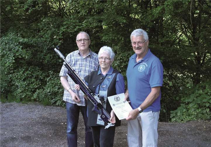 Die dreifache Landesmeisterin Trude Berlin eingerahmt durch den stolzen Trainer Günther Sterzer und den Vereinspräsident Stefan Weber. privat