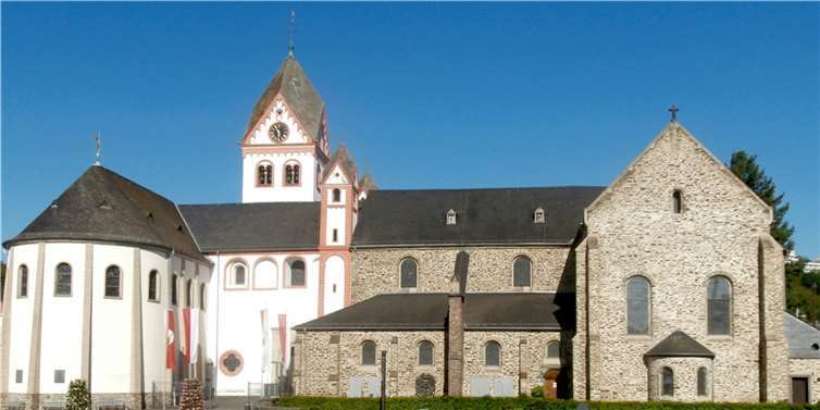 Die dreigeteilte Kirche in Bendorf: links die evangelische Kirche, in der Mitte der Kirchturm (Stadt), davor das Reichardsmüster, das mit dem 1894-1869 errichteten Kirchengebäude (rechts) die kath. Pfarrkirche bildet.  Foto: M. Syré