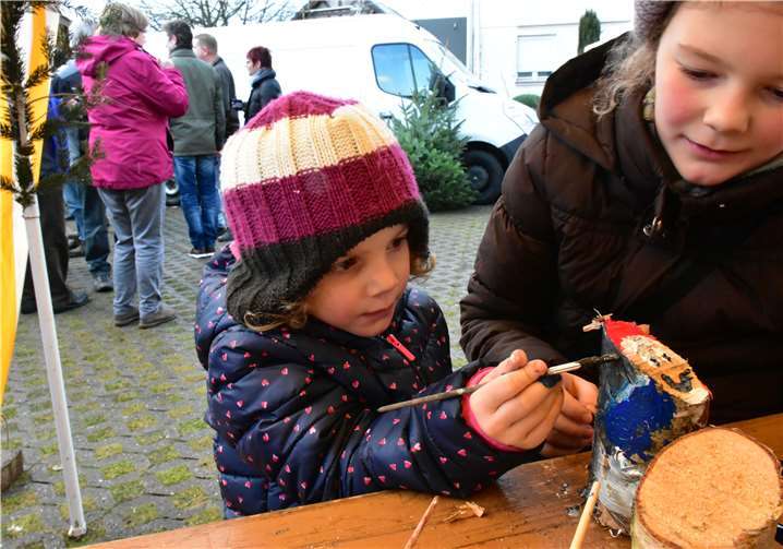 Die dreijährige Pauline malte noch ein Weihnachtsgeschenk an.