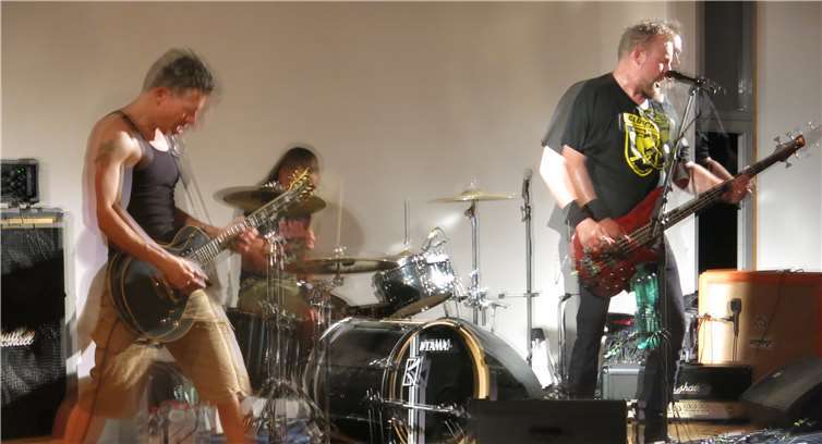 Die dreiköpfige Band „Mudfinger“ hatte ein Heimspieldie Jungs brachten die Bude zum Beben.