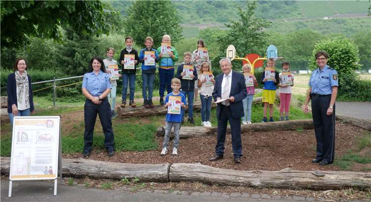 Die dritte Klasse der Grundschule in Bruttig-Fankel erhielt ihre Radfahrprüfungsbücher direkt von Landrat Manfred Schnur. Foto: privat