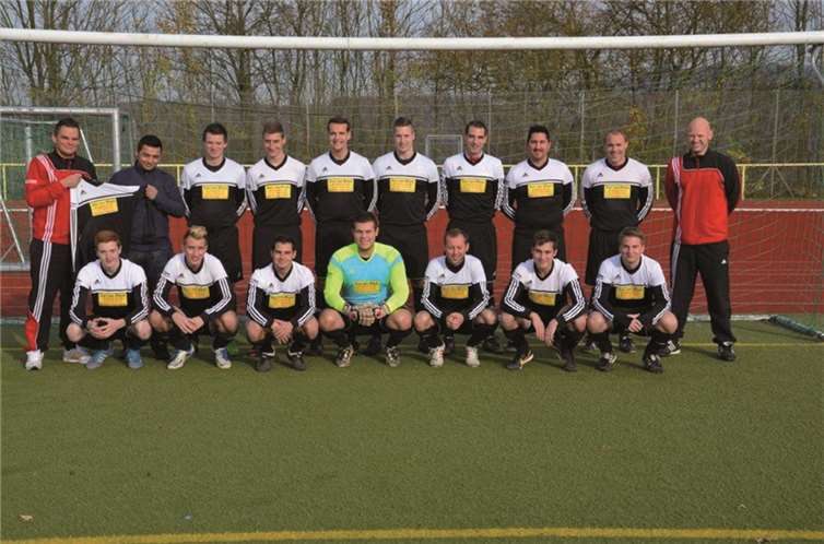 Die dritte Mannschaft bei der Übergabe durch den Sponsor Mehmet Kilic.privat